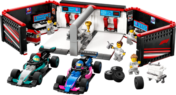 F1 garage met Mercedes-AMG en Alpine auto's